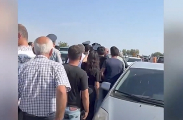Граждане перекрыли межгосударственную трассу Ерасх-Ереван (видео)